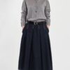 Gonna midi a pieghe in denim blu scuro a taglio vivo