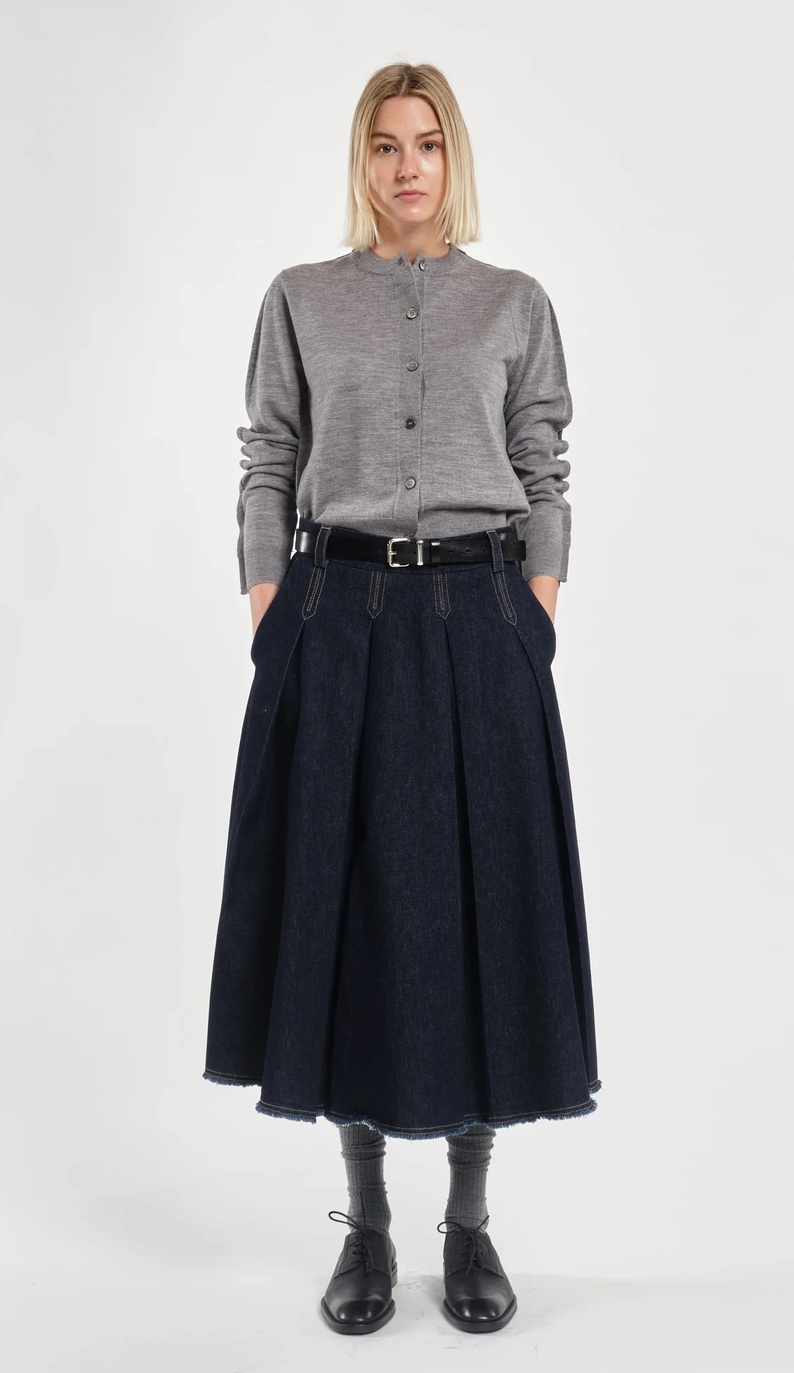 Gonna midi a pieghe in denim blu scuro a taglio vivo