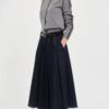 Gonna midi a pieghe in denim blu scuro a taglio vivo - immagine 2