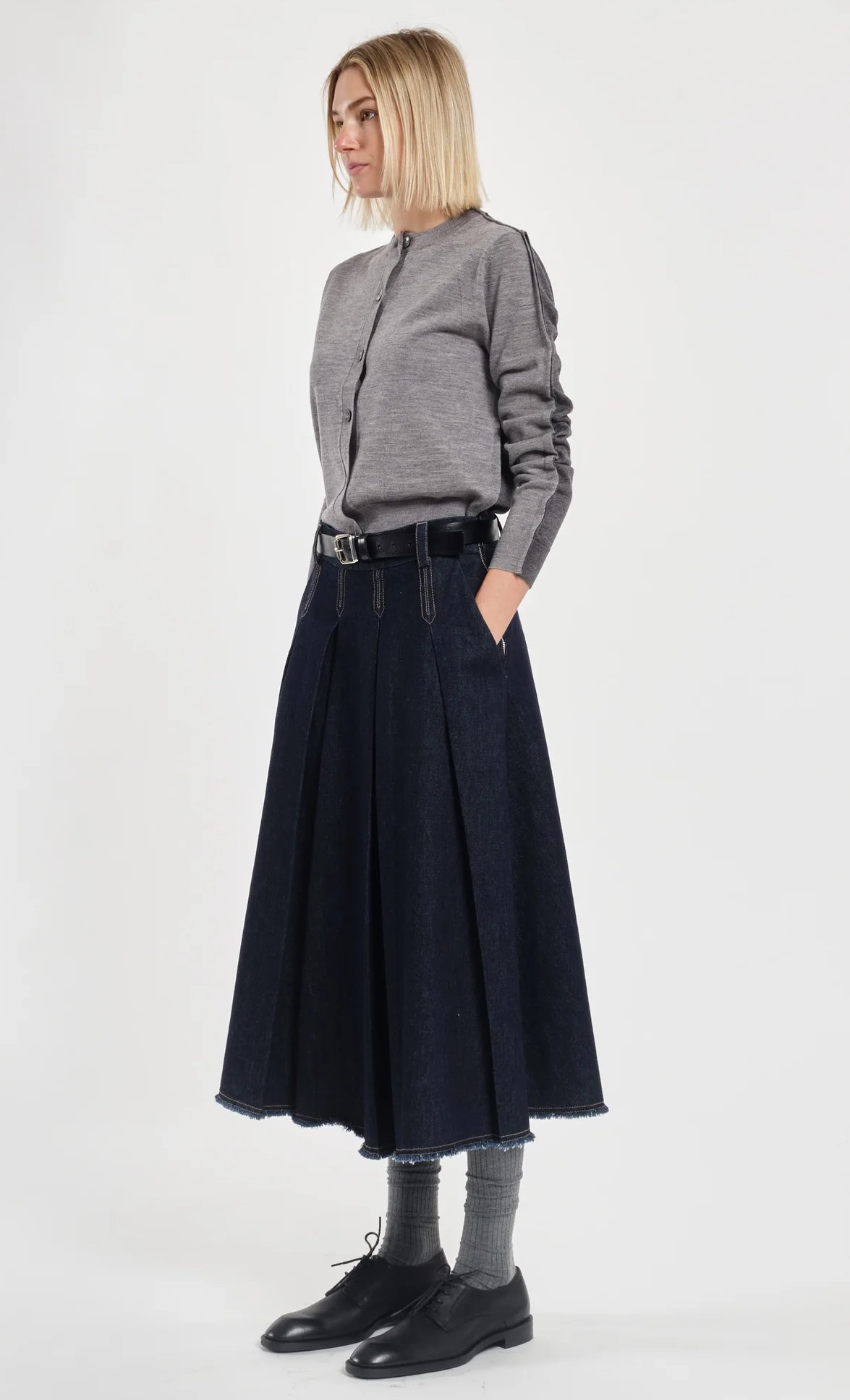 Alternative view of Gonna midi a pieghe in denim blu scuro a taglio vivo