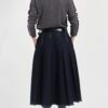 Gonna midi a pieghe in denim blu scuro a taglio vivo - immagine 3